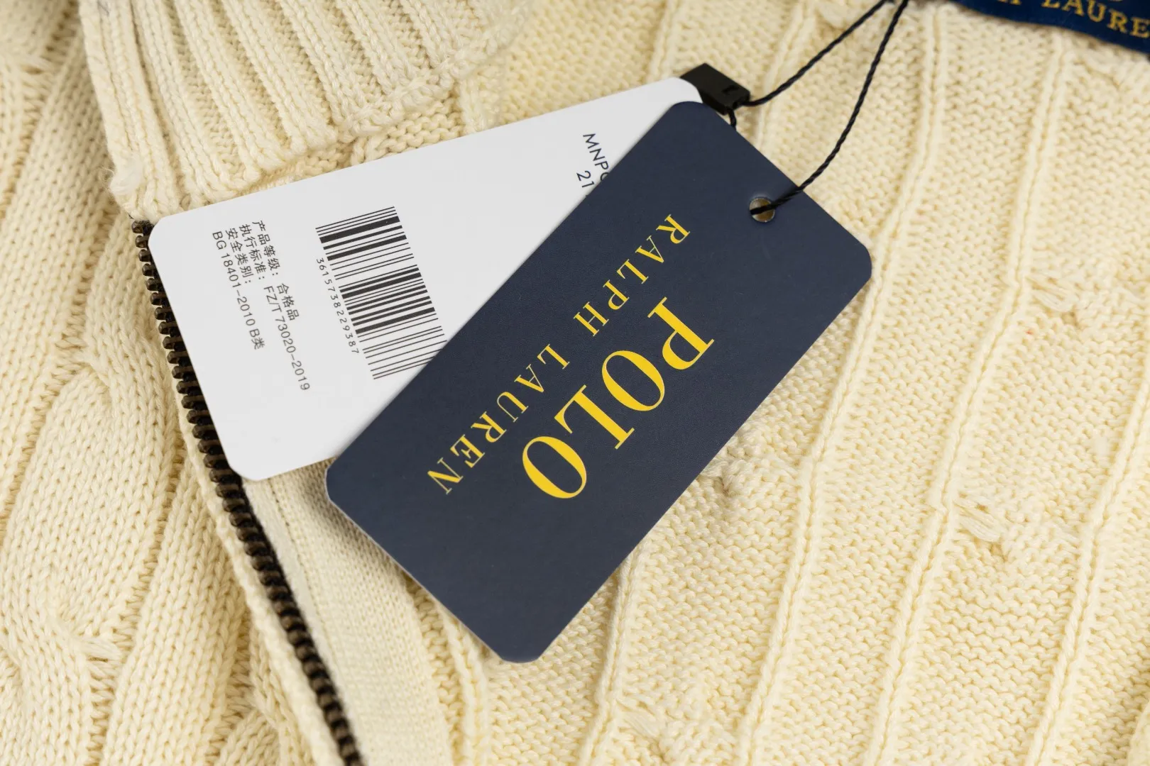P260 #R98 RALPH LAUREN Ralph Lauren nine-color classic small label embroidery logo full zipper knitted cable cardigan sweater, high-density LOGO embroidery on the chest, original customization of tag accessories. Made of pure cotton yarn, pure cotton is skin-friendly and comfortable, small label war horse embroidered twist zipper cardigan sweater 🐎 high quality, follow the blogger to learn how to wear it! Let’s buy a Ralph Lauren cable sweater. It’s a super hard-to-find series after it became popular. It’s hard to find one on the official website. It’s simple and practical to wear, with a lazy and loose feel. The thickened fabric has more texture, feels soft and delicate, and has a loose fit. Whether worn alone or layered, you can wear different styles of fashion with just one piece!   Size：XS S M L